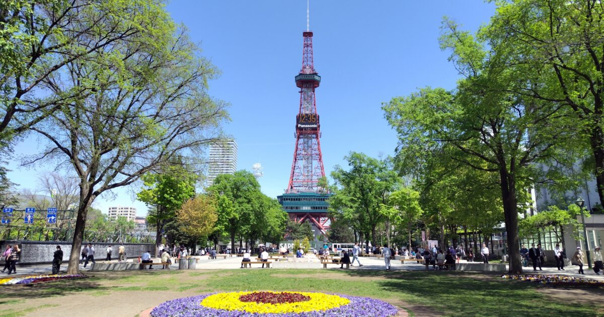 大通公園の花壇と札幌テレビ塔の春景色