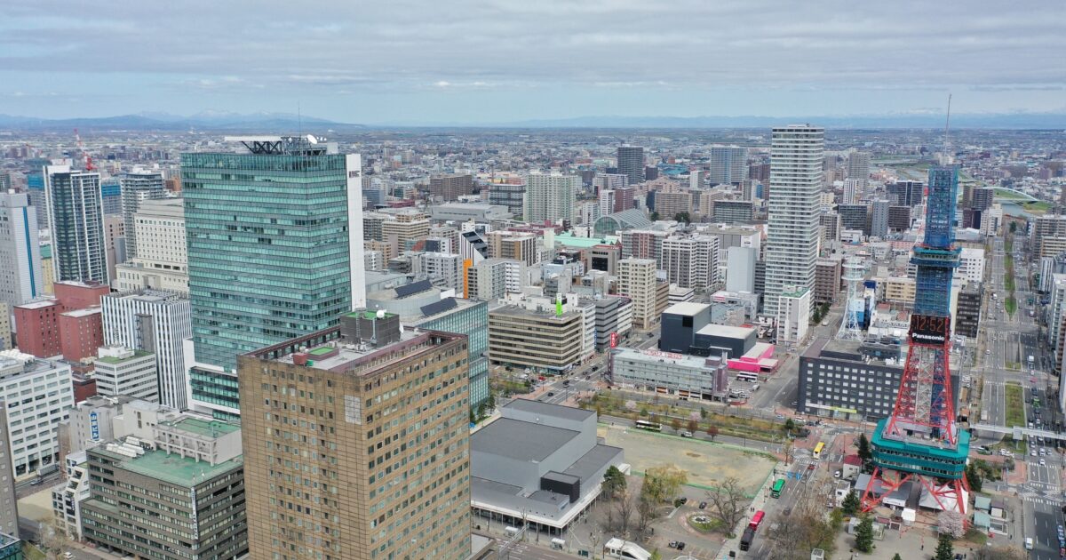 札幌市街地と札幌テレビ塔の空撮風景