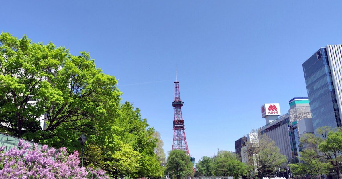 新緑とライラック咲く大通公園と札幌テレビ塔