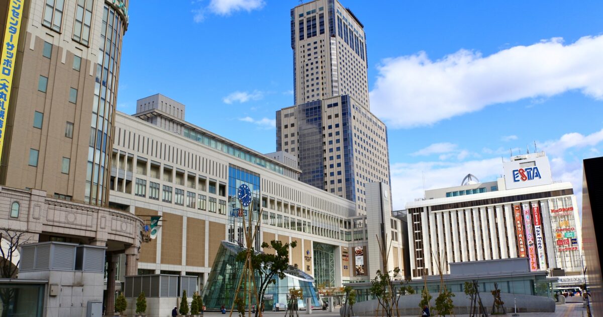 札幌駅とJRタワー周辺の駅前風景