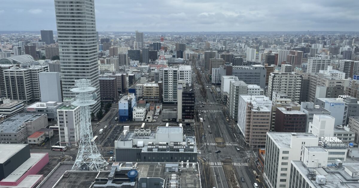 札幌市街地の高層ビル群と道路の俯瞰風景