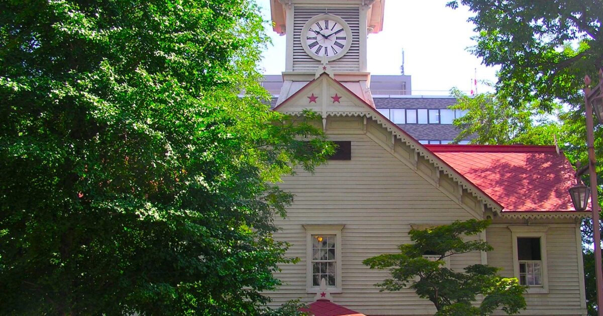 札幌時計台と緑に囲まれた外観