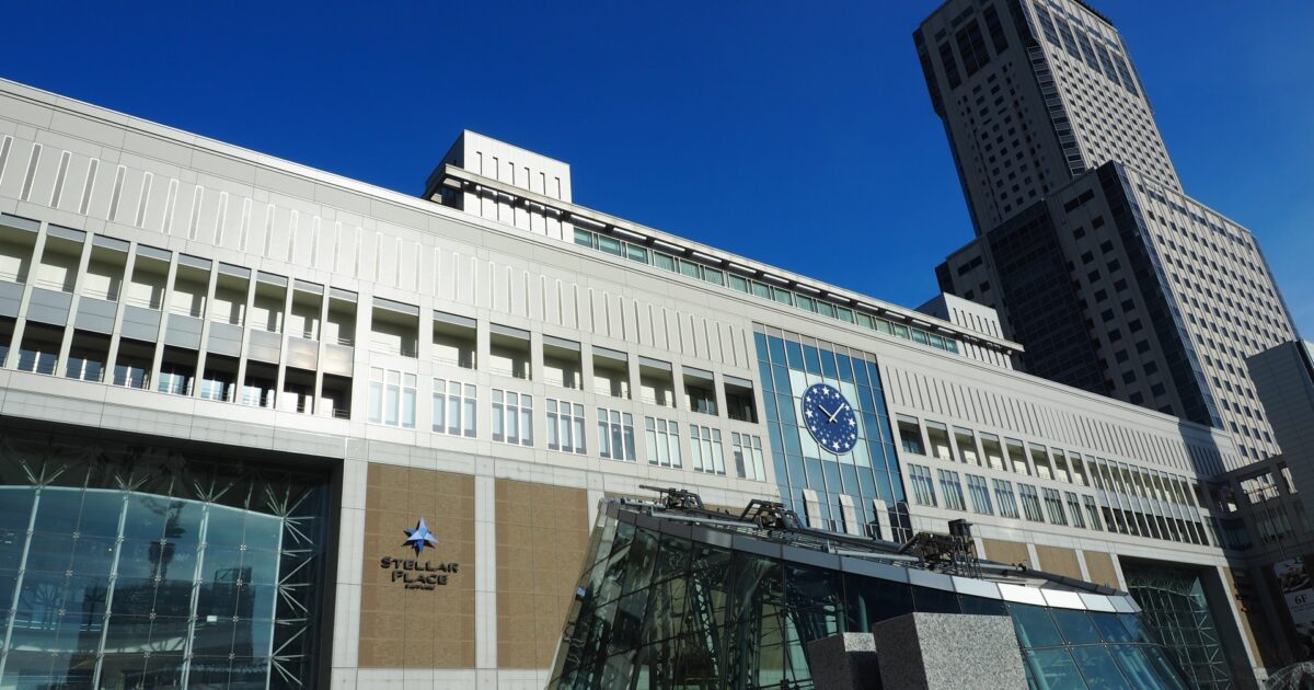 札幌駅とJRタワーの外観と青空