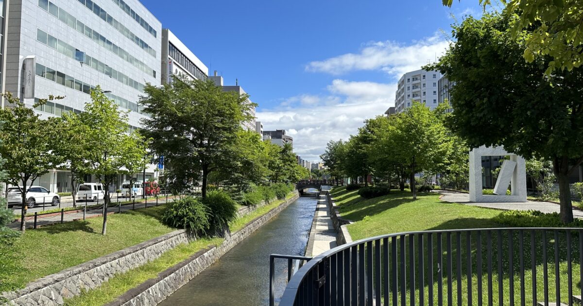 創成川と周辺の緑豊かな都市風景
