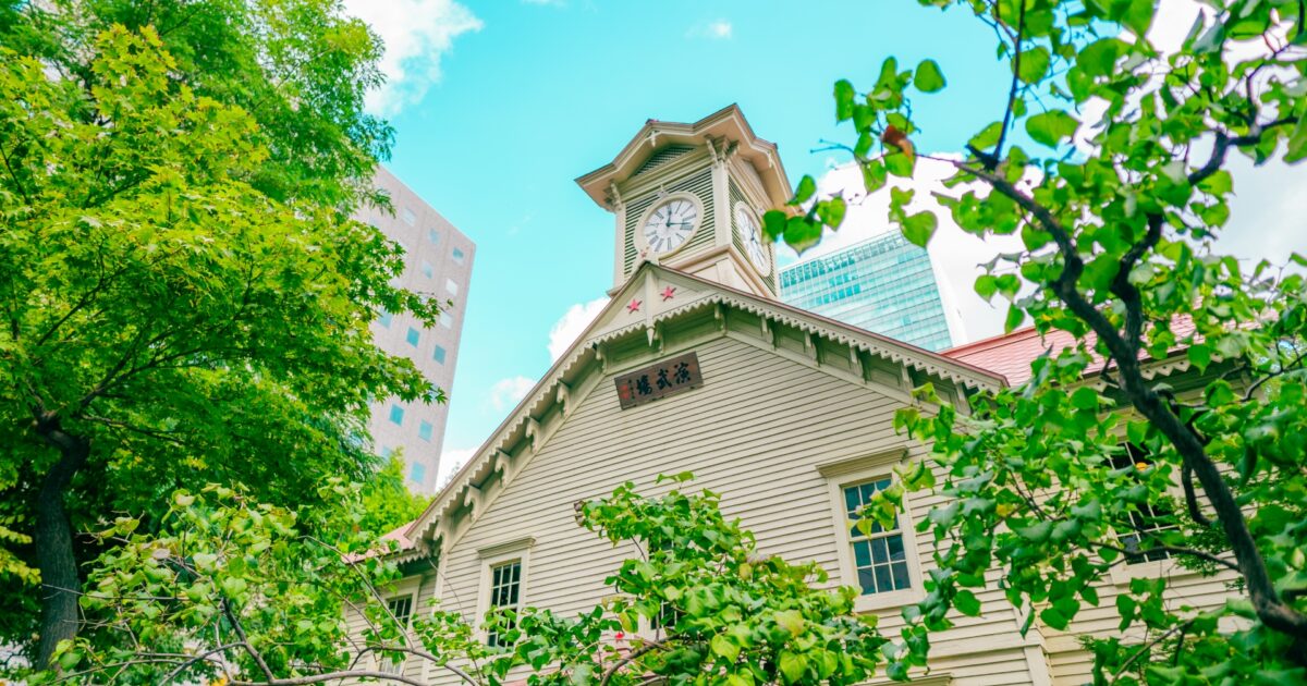 札幌時計台と夏の緑に囲まれた景色