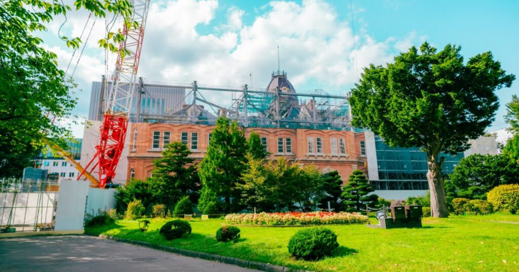 北海道庁旧本庁舎の修復工事と庭園の風景