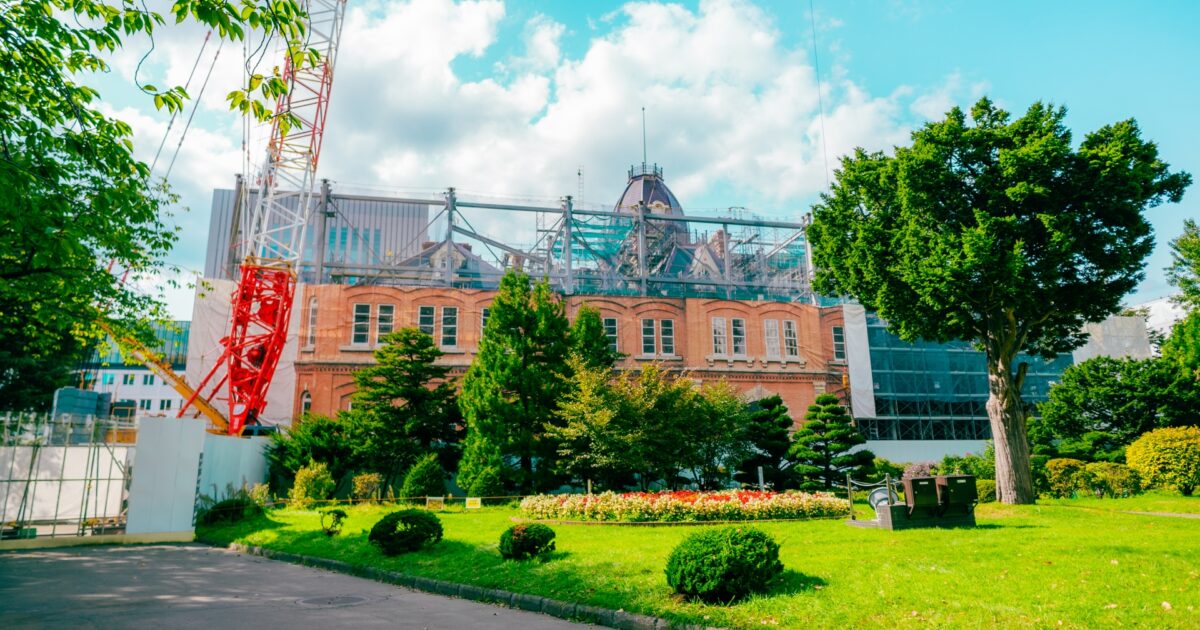 北海道庁旧本庁舎の修復工事と庭園の風景