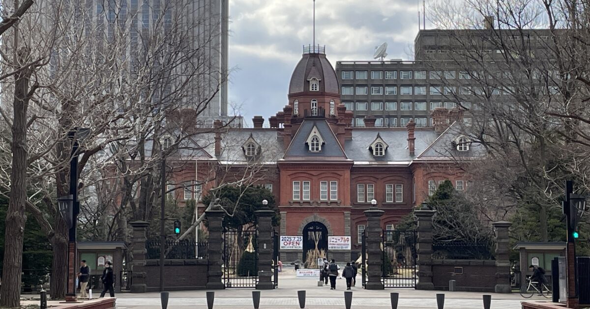 北海道庁旧本庁舎と赤レンガ通りの冬景色