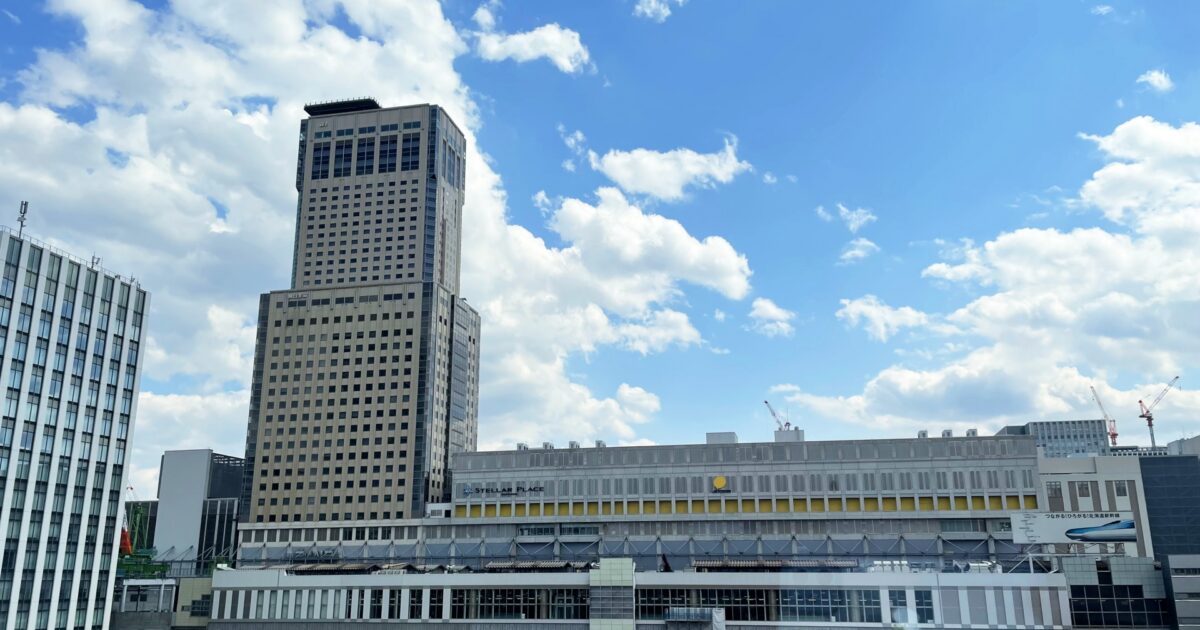 札幌駅とJRタワーの外観と青空