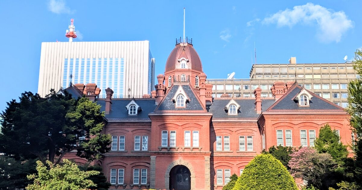 北海道庁旧本庁舎と春の庭園